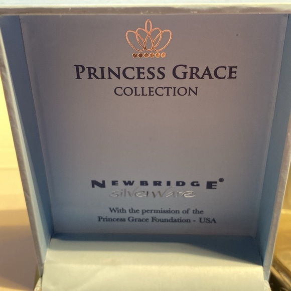New in Box Princess Grace Collection Pearl Brooch from Newbridge Silver Ware. - Picture 3 of 9